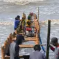 Warga membuat penahan gelombang air laut dengan tumpukan pasir dan patok bambu untuk menahan gelombang dan abrasi laut di Pantai Pisangan, Desa Cemara Jaya, Kecamatan Cibuaya, Kabupaten Karawang, Jawa Barat, Sabtu (27/5/2023). (merdeka.com/Imam Buhori)