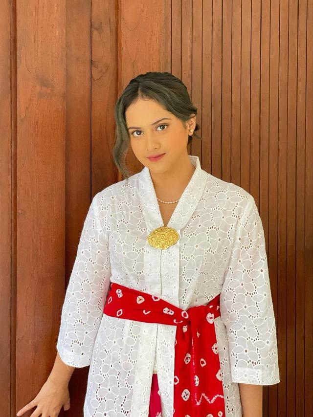 6 Potret Aiska Vairana Anak Ersa Mayori di Acara Wisuda SMA, Curi Perhatian