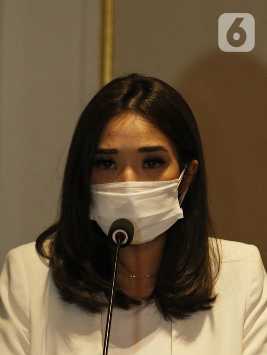 Gisella Anastasia atau Gisel saat buka suara terkait kasus video syur yang menjerat dirinya di kawasan Gatot Subroto, Jakarta, Rabu (6/1/2021). Gisel meminta maaf atas perbuatan masa lalunya yang kini menjadi bumerang buat dirinya. (Liputan6.com/Herman Zakharia)