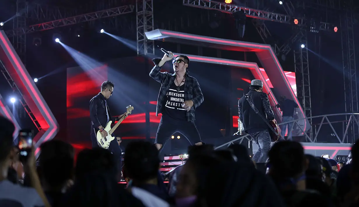 Seperti yang terlihat di backstage, para personel Five Minutes sedang membakar sosis dan ketan. Sedangkan jagung tidak dapat meski sudah mencarinya. (Nurwahyunan/Bintang.com)