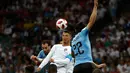 Penyerang Portugal, Cristiano Ronaldo berusaha menyundul bola saat bertanding pada babak 16 besar Piala Dunia 2018 di Stadion Fisht, Sochi, Rusia (30/6). Uruguay menang tipis atas Portugal 2-1. (AP Photo/Francisco Seco)