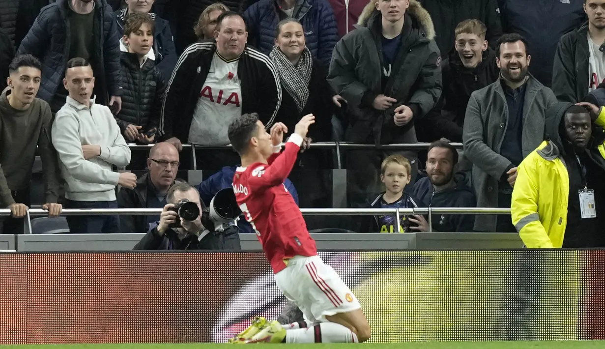 Cristiano Ronaldo jadi aktor utama dalam kemenangan tersebut dengan menyumbang satu gol dan satu assist untuk membawa timnya meraih kemenangan 3-0. (AP/Frank Augstein)