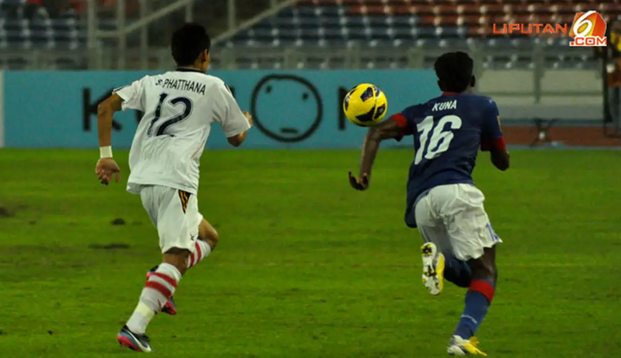 Pemain Malaysia, Norshahrul melewati pemain Laos dalam Laga Piala AFF Suzuki 2012 grup B di Stadion Bukit Jalil, Kuala Lumpur Malaysia, rabu 28 November 2012. pertandingan dimenangkan Malaysia dengan skor 4-1.