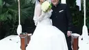 Pasangan pengantin baru ini menebarkan senyum penuh kebahagiaan setelah keduanya akhirnya resmi menikah. Feby Febiola tampak cantik dengan gaun pengantin putih, Franky pun tampak  gagah dengan busana pengantin pria. (Galih W. Satria/Bintang.com)