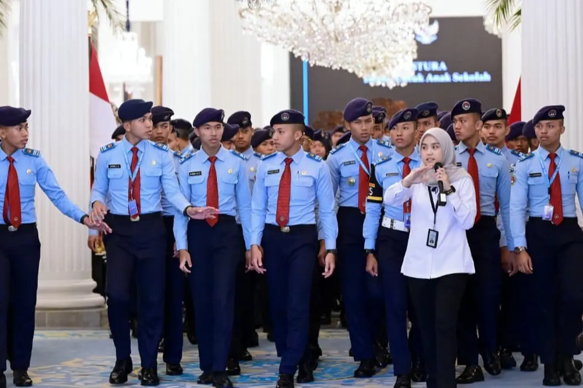 Sejumlah siswa SMA Taruna Nusantara dari kampus Magelang, Cimahi, dan Malang mengunjungi Istana Kepresidenan Jakarta pada Kamis (16/4/2026) pagi dalam rangka mengikuti program Istana untuk Anak Sekolah.