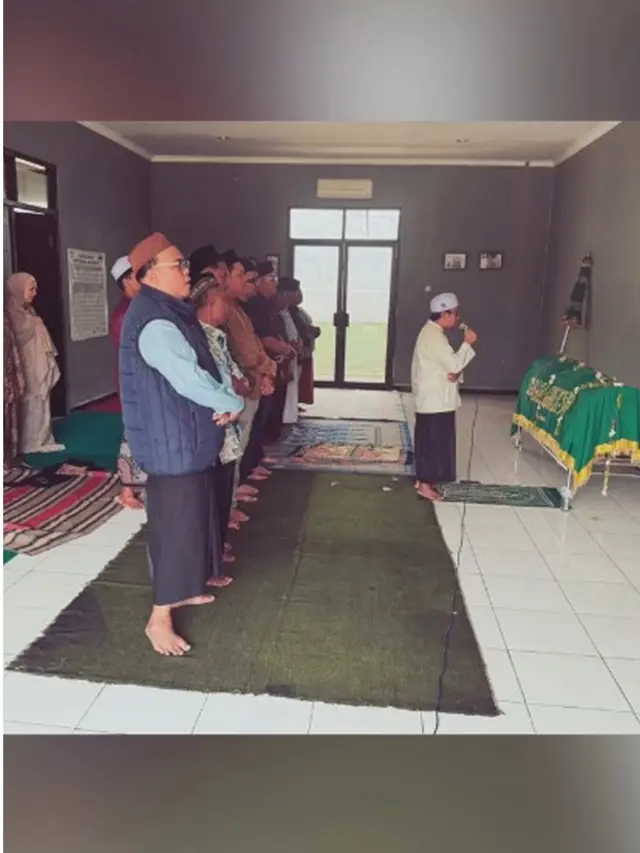 6 Potret Pemakaman Ayah Marshanda di Malang, Sienna Turut Antar Kakek