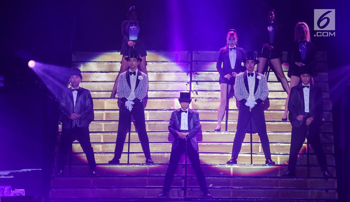 TVXQ tampil menghibur penonton saat konser perdana bertajuk Circle di ICE BSD, Tangerang, Sabtu (31/8/2019). Boyband TVXQ dengan personel Shim Changmin dan U-Know Yunho mengawali konser dengan membawakan lagu Bounce, Something dan Top of The World. (Liputan6.com/Fery Pradolo)