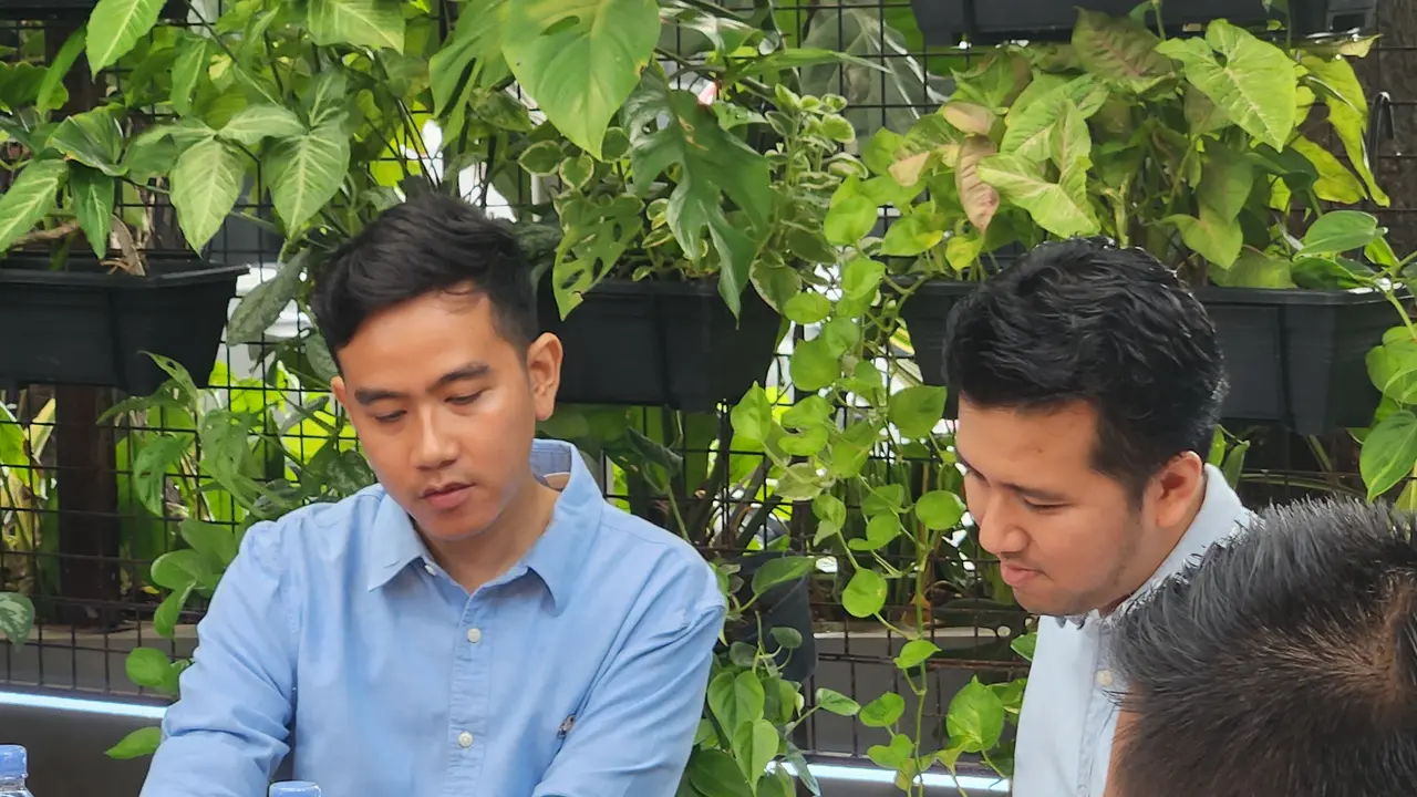 Calon Wakil Presiden Koalisi Indonesia Maju (KIM) Gibran Rakabuming Raka bersama Wakil Gubernur Jawa Timur Emil Dardak.