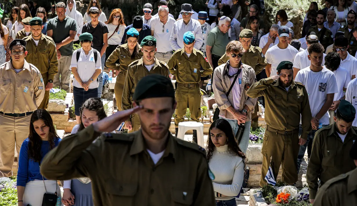Tentara dan pelayat Israel mengheningkan cipta selama dua menit di pemakaman militer Gunung Herzl di Yerusalem pada 25 April 2023, pada Hari Peringatan bagi tentara yang gugur (Yom HaZikaron). (AFP/MENAHEM KAHANA)