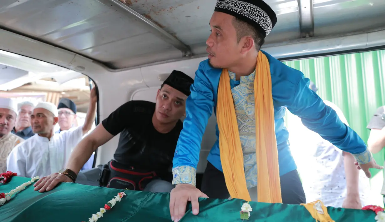 "Beliau berpulang dengan mudah, dituntun (syahadat) sama anaknya Fadlan, dipapahannya beliau orang tuanya berpulang," ungkap ustaz Maulana di TPU Pondok Kacang, Ciledug, Tangerang Selatan, Senin (18/7/2016). (Adrian Putra/Bintang.com)