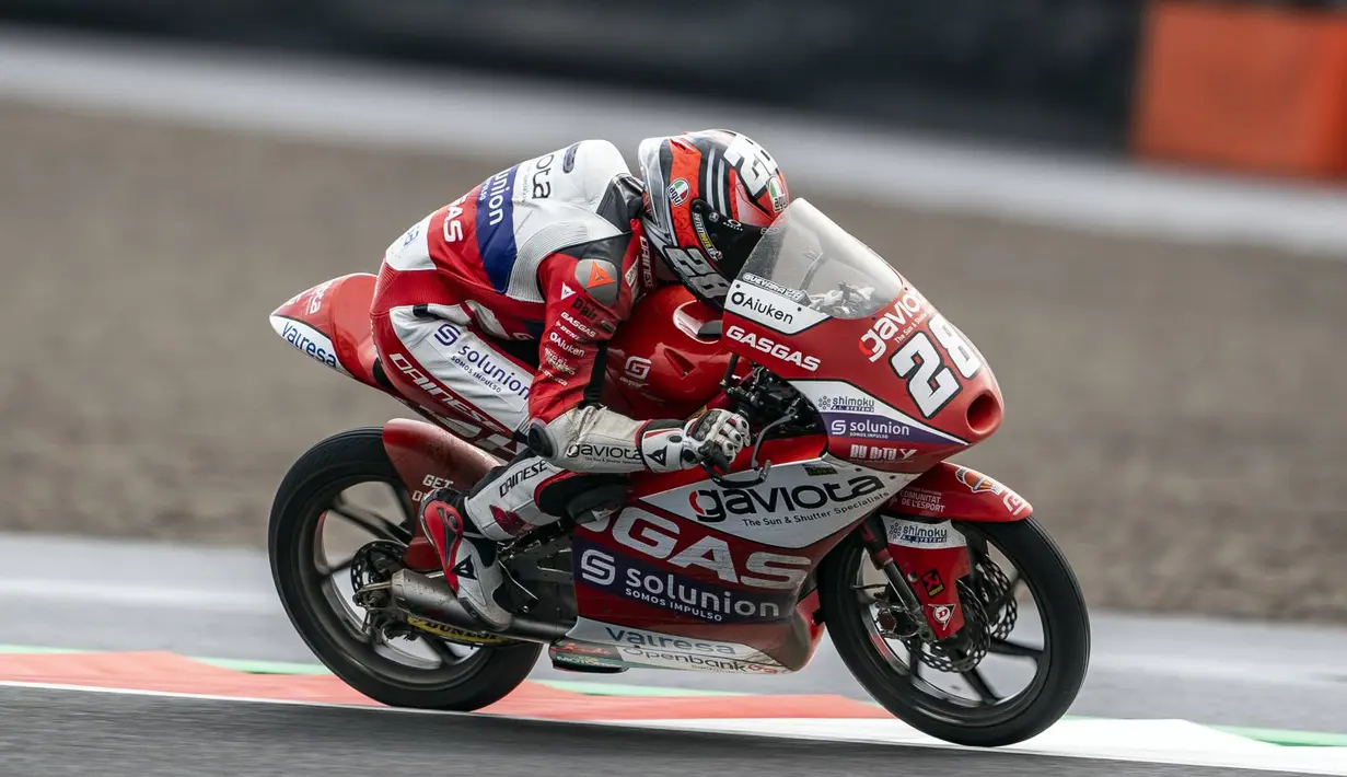 "Latihan bebas "motocross" pertama sedang berlangsung!" tulis Aspar Team di akun Twitter resmi. Meski masih mendapat keluhan terkait lintasan yang kotor pasca-diguyur hujan, MotoGP Mandalika 2022 diharapkan berjalan sukses dan lancar. (twitter/Aspar Team)