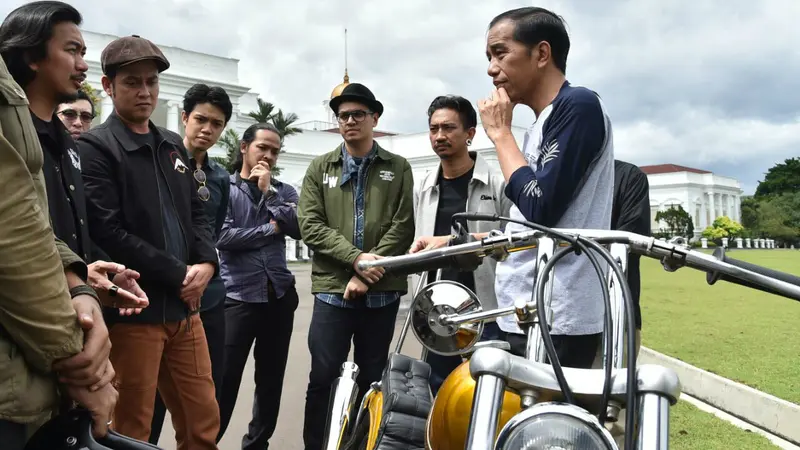 Presiden Jokowi menerima motor modifikasi yang dipesannya di Istana Bogor