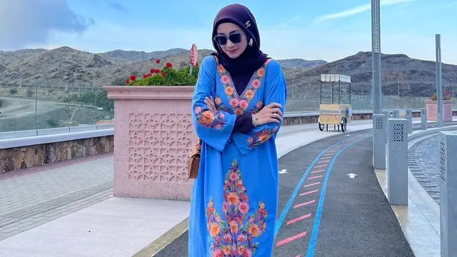 6 Inspirasi Gamis Kasual ala Desy Ratnasari, Modis dan Nyaman Dipakai Sehari-hari