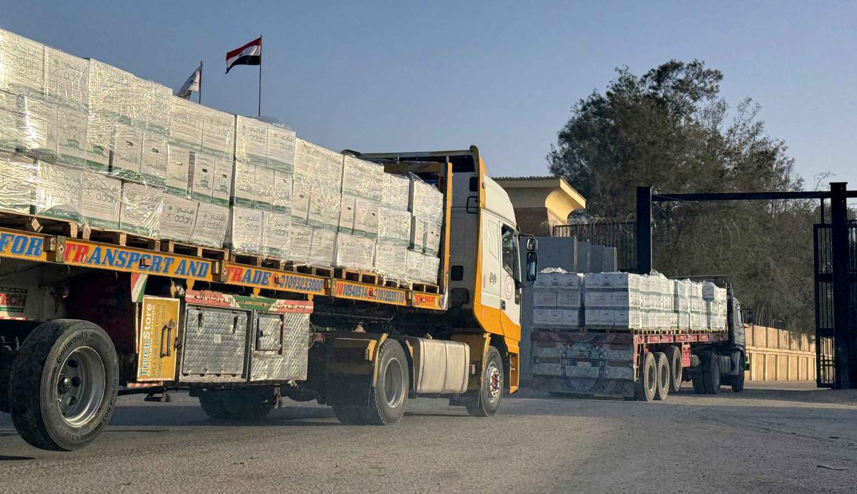 Pembukaan kembali ini merupakan langkah penting dari perjanjian gencatan senjata yang ditengahi Amerika Serikat tahun lalu yang telah memasuki fase kedua. Tampak dalam foto, truk-truk bantuan kemanusiaan memasuki perbatasan Rafah di sisi Mesir yang berbatasan dengan Jalur Gaza di timur laut Mesir pada 1 Februari 2026. (Foto oleh AFP)