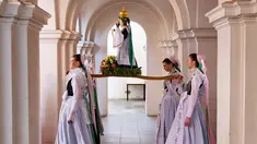 Sejumlah remaja mengenakan pakaian tradisional Sorbs memikul patung Bunda Maria saat mengikuti prosesi Whit Monday di gereja di Rosenthal, Jerman (21/5). Prosesi tradisional ini di gelar di dekat perbatasan Jerman-Polandia. (AP Photo / Jens Meyer)