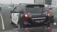 Toyota Avanza arogan menggunakan lampu strobo rotator hingga sirine. (@roda2blog)