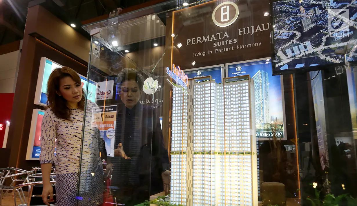 Calon pembeli melihat maket plan Permata Hijau Suites eksklusif 36 lantai saat pameran Indonesia Property Expo, Jakarta, Sabtu (3/2). Hunian dengan 2 menara ini berdiri di atas lahan 9000 meter persegi. (Liputan6.com/Angga Yuniar)