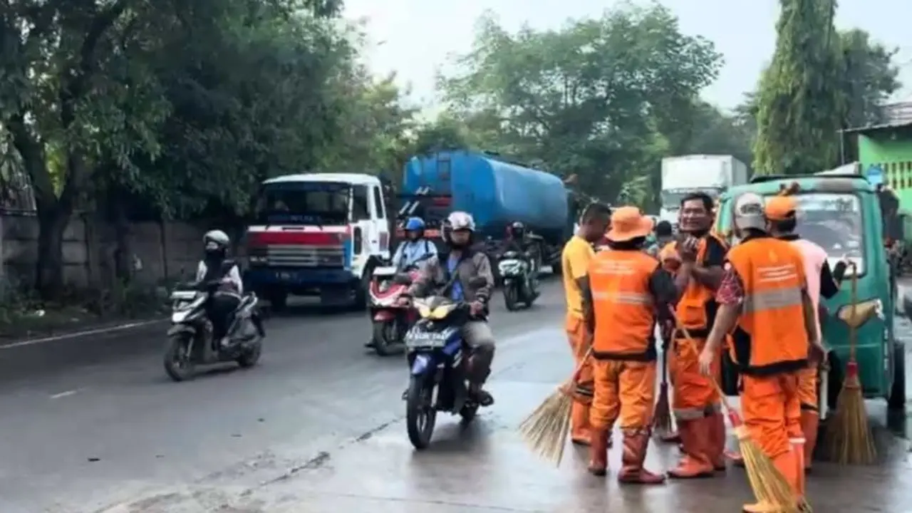 Truk Minyak Terguling Bikin Puluhan Pemotor Tergelincir di Jalan Raya Cakung