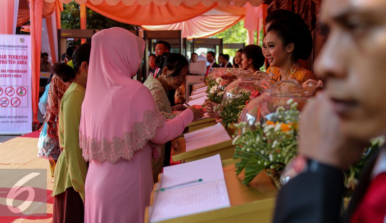Sejumlah tamu undangan mengisi daftar tamu saat resepsi pernikahan Gibran Rakabuming putra sulung Presiden Joko Widodo dan Selvi Ananda di Gedung Graha Saba Buana, Solo, Jawa Tengah, Kamis (11/6/2015). (Liputan6.com/Faizal Fanani)