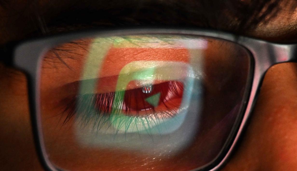 Larangan ini menjadi tindakan keras pertama di dunia yang dirancang untuk melepaskan anak-anak dari kecanduan mengakses platform media sosial, seperti Facebook, Instagram, dan TikTok. Tampak dalam foto, seorang anak laki-laki berusia 13 tahun berpose di rumahnya sambil melihat media sosial di tabletnya di Sydney, Australia pada Senin 8 Desember 2025. (Saeed KHAN/AFP)