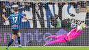 Kiper muda Lazio, Edoardo Motta menjadi pahlawan di semifinal Coppa Italia 2026 dengan menepis empat penalti beruntun melawan Atalanta. Aksi gemilang penjaga gawang berumur 21 tahun itu sukses membawa Lazio menang adu penalti 2-1 (agregat 3-3) dan lolos ke final. (Spada/LaPresse via AP)