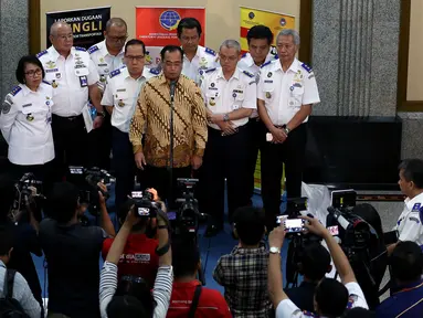 Menteri Perhubungan Budi Karya Sumadi memberikan keterangan pers usai acara Deklarasi Anti Pungli di Kementerian Perhubungan, Jakarta, Kamis (22/12). Dalam keterangannya Menhub sempat menyinggung masalah klakson telolet. (Liputan6.com/JohanTallo)