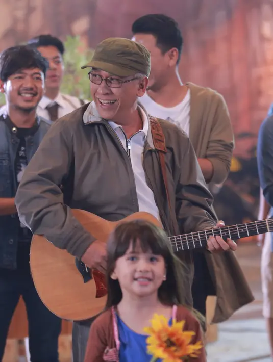 Iwan Fals bersama sejumlah band papan atas yang bersatu di album ‘Satu’ tengah dalam penggarapan video klip single ‘Kemesraan’. Syuting video klip dilakukan di Studio PFN, Otista Raya, Jakarta Timur, Selasa (19/1/2016) malam. (Galih W. Satria/Bintang.com)