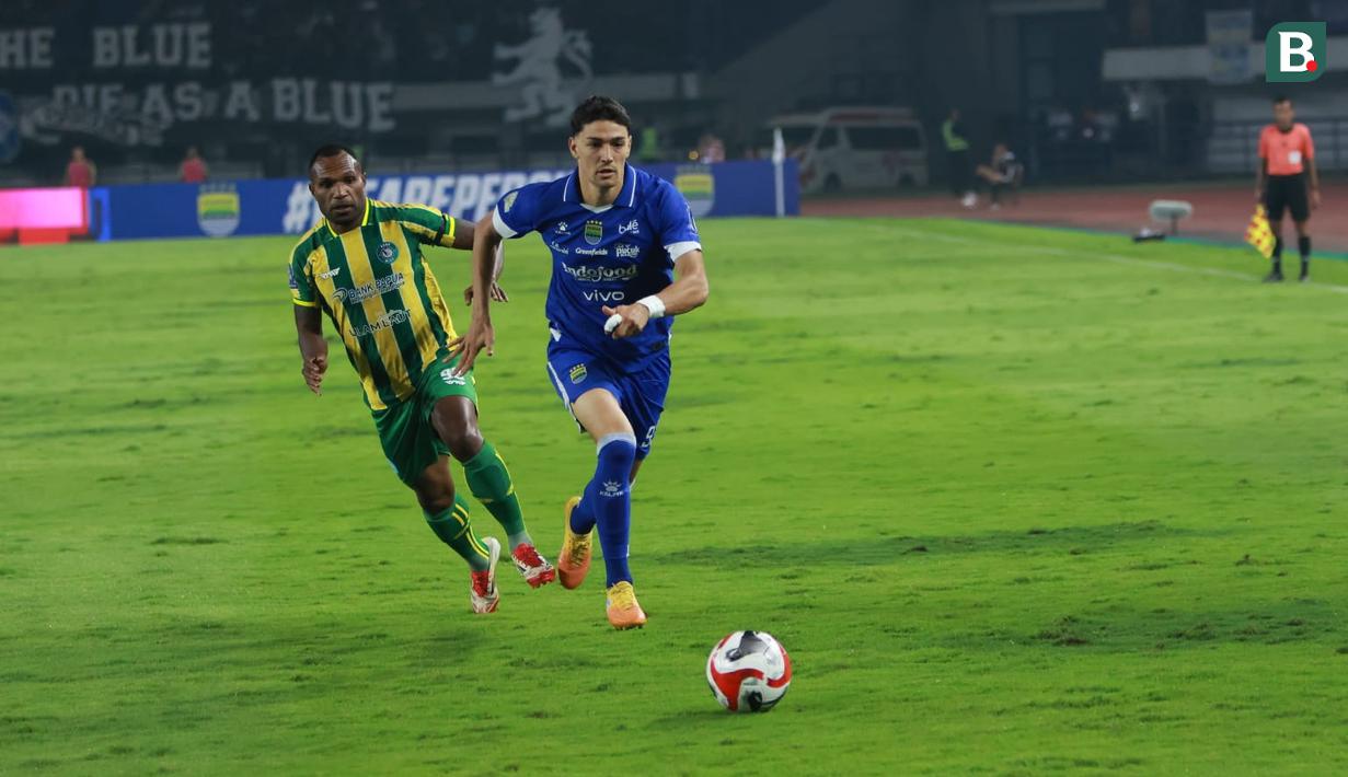 Pemain Persib Bandung, Federico Barba mengejar bola dibayangi pemain PSBS Biak pada laga pekan ke-18 BRI Super League 2025/2026 di Stadion GBLA, Kota Bandung, Minggu (25/1/2026) malam. (Bola.com/Erwin Snaz)