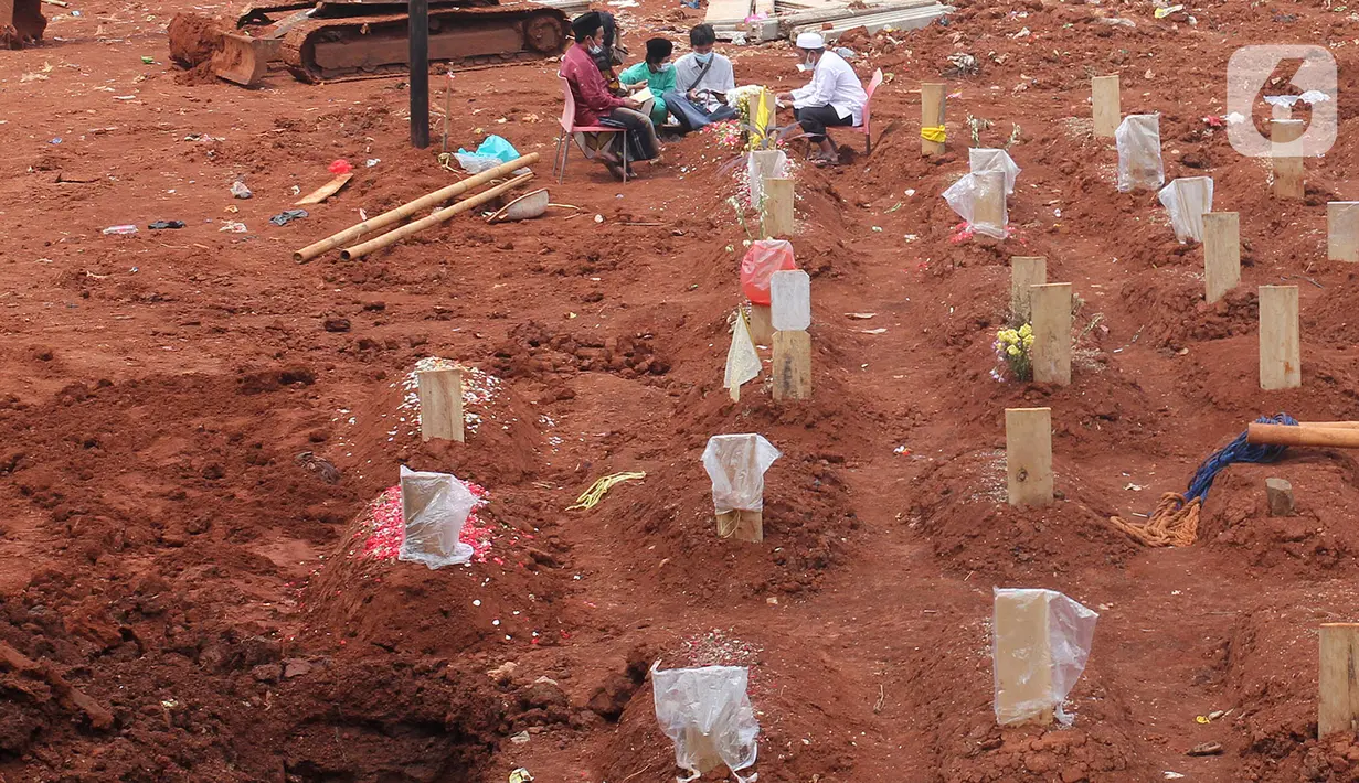 Suasana sepi pemakaman khusus Covid-19 di TPU Jombang, Tangerang Selatan, Selasa (24/8/2021). Setelah mengalami lonjakan kasus kematian akibat covid-19 yang cukup signifikan pada Juli 2021 lalu, TPU Jombang mengalami penurunan dalam dua pekan terakhir. (merdeka.com/Arie Basuki)