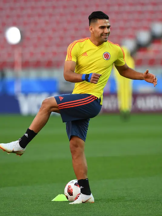 Penyerang Kolombia, Radamel Falcao melakukan pemanasan saat mengikuti latihan di Stadion Spartak di Moskow, Rusia(2/7). Kolombia akan bertanding melawan Inggris pada babak 16 besar Piala Dunia 2018. (AFP Photo/Francisco Leong)