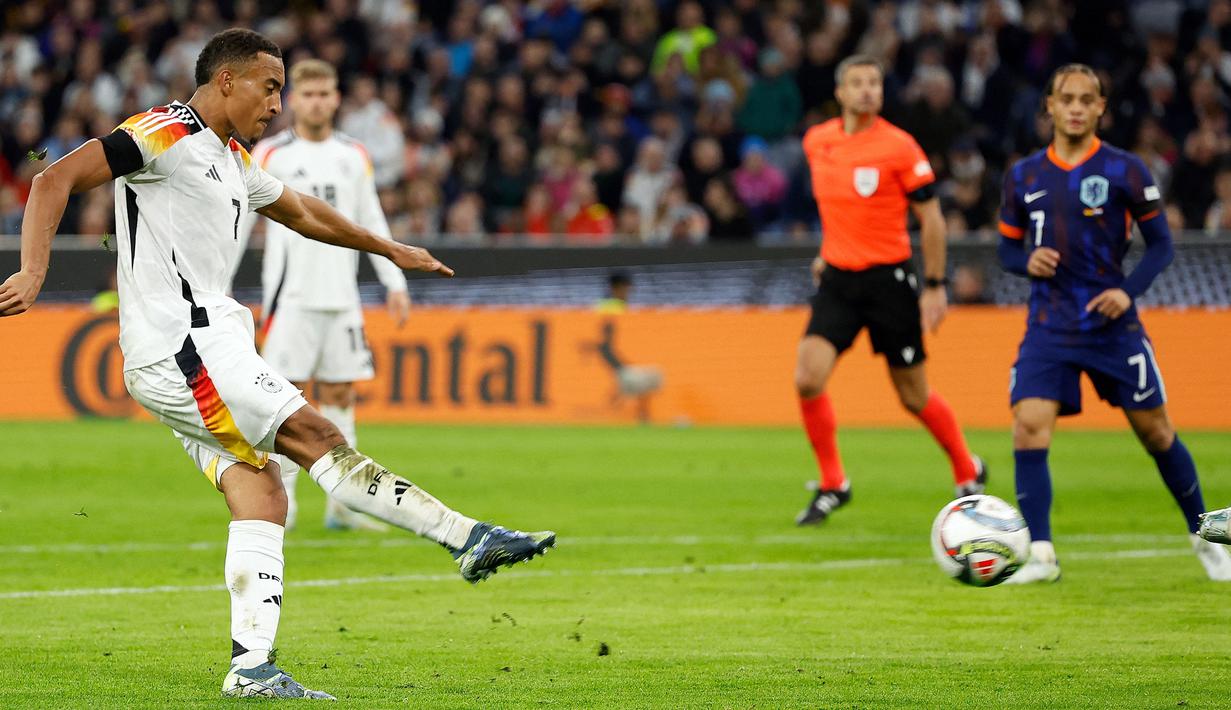 Pemain Jerman, Jamie Leweling mencetak gol ke gawang Belanda pada laga lanjutan Grup A3 UEFA Nations League di Allianz Arena, Jerman, Selasa (15/10/2024) dini hari WIB. (AFP/Odd Andersen)