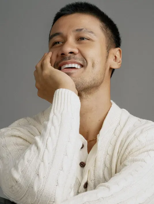 Tak jarang, Chicco Jerikho juga berpenampilan dengan kumis dan brewok tipis. Membuatnya semakin manly ketika berpadu dengan lesung pipi yang menjadi ciri khasnya. Banyak penggemar yang memuji kalau lesung pipi yang dimilikinya tersebut membuat parasnya semakin menawan. (Liputan6.com/IG/@chicco.jerikho)