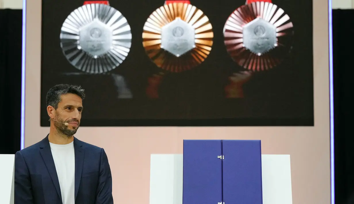 Presiden Olimpiade dan Paralimpiade Paris 2024, Tony Estanguet berbicara saat peresmian medali Olimpiade dan Paralimpiade untuk Olimpiade Paris 2024 yang berlangsung di Paris, Prancis, Kamis (08/02/2024). (AFP/Dimitar Dilkoff)