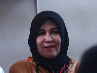 Ekspresi terdakwa kasus ujaran kebencian Asma Dewi usai menjalani sidang putusan di Pengadilan Jakarta Selatan, Jakarta, (15/3). Asma Dewi dijatuhi hukuman 5 bulan 15 hari terkait ujaran kebencian bernuansa SARA. (Merdeka.com/Imam Buhori)