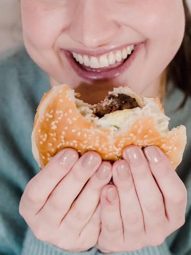 Menikmati Makanan