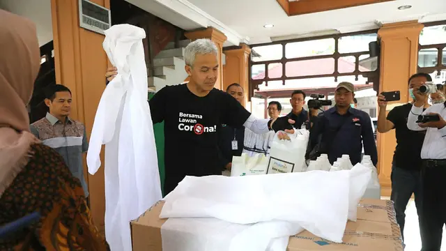 Gubernur Jawa Tengah, Ganjar Pranowo menunjukkan APD 'Baju Astronot' yang diproduksi RS Moewardi, Solo. (Foto: Liputan6.com/Pemprov Jateng/Felek Wahyu)