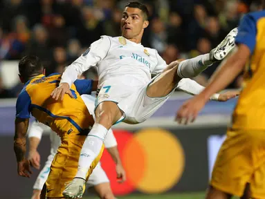 Pemain Real Madrid, Cristiano Ronaldo melakukan tendangan ke gawang APOEL Nicosia pada matchday kelima Liga Champions di Stadion GSP, Selasa (21/11). Ronaldo menyumbang dua dari enam gol Madrid dalam laga tandang itu. (AP/Petros Karadjias)
