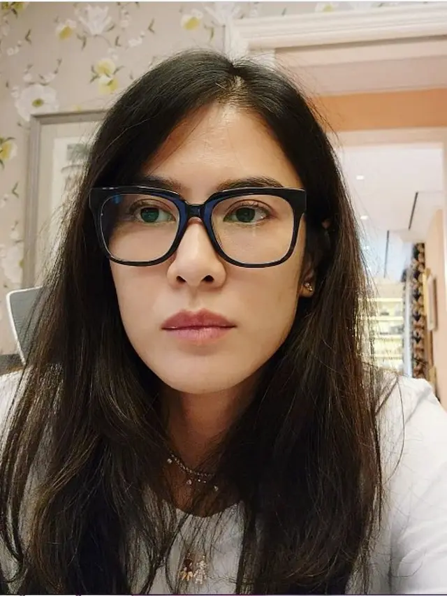 7 Pesona Dian Sastrowardoyo Tanpa Makeup, Tetap Menawan