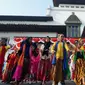 Ratusan peserta memeriahkan flashmob Tari Ketuk Tilu di pelataran halaman Gedung Sate Kota Bandung, Minggu (1/9/2019). (Liputan6.com/Huyogo Simbolon)