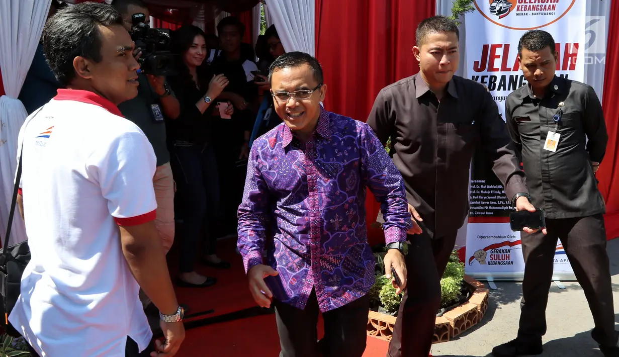Bupati Banyuwangi Abdullah Azwar Anas saat menghadiri penutupan Jelajah Kebangsaan di Stasiun Banyuwangi, Jawa Timur, Jumat (22/2). Jelajah Kebangsaan bertujuan memperkuat persatuan dan kesatuan bangsa. (Liputan6.com/JohanTallo)