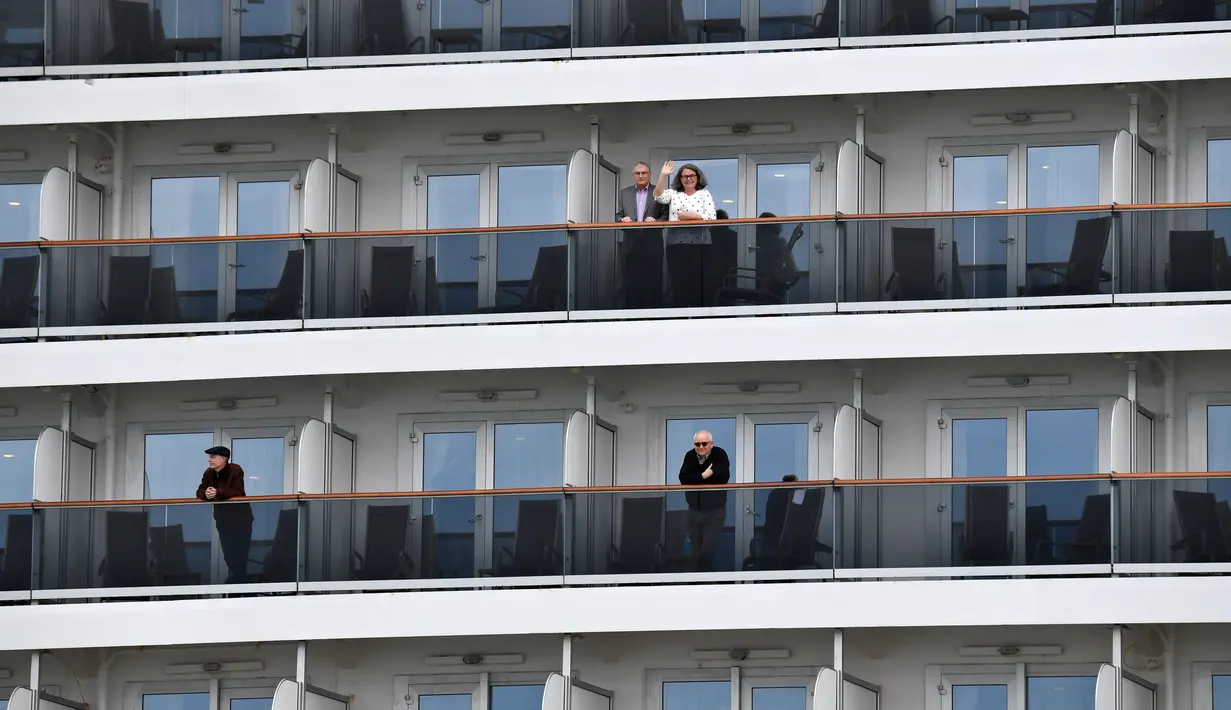 Penumpang melambaikan tangan dari atas kapal pesiar MS Queen Victoria meninggalkan pelabuhan di La Rochelle, Prancis, 10 April 2018. Kapal pesiar megah ini dapat menampung sebanyak 2.081 penumpang. (AFP PHOTO / XL / XAVIER LEOTY)