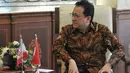 Ketua DPD RI Irman Gusman saat menerima Duta besar Iran Untuk Indonesia Valiollah Mohammadi di ruang pimpinan DPD RI, Jakarta, Senin (4/5/2015). Pertemuan tersebut membahas hubungan bilateral kedua Negara. (Liputan6.com/Andrian M Tunay)