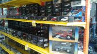 Di Pasar Jongkok Otomotif (Parjo) 2016 penjual berlomba memberikan diskon untuk konsumen. Tak terkecuali penjual diecast.