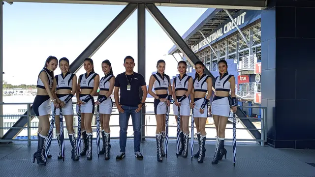 Sensasi berfoto bareng dengan umbrella girl Asia Road Racing Championship (ARRC) 2019 di Sirkuit Internasional Chang, Buriram, Thailand.