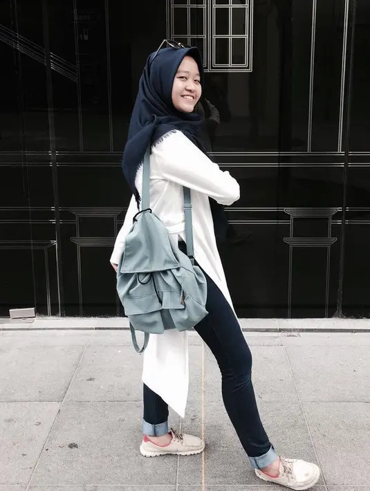 Tampil monokrom dengan kerudung hitam segi hitam, dikombinasikan kemeja putih dan celana hitam. @alcaoctvn