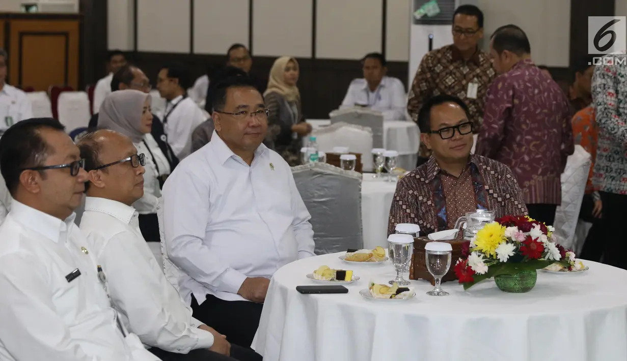 Mendes PDTT Eko Putro Sandjojo (kedua kanan) bersama Dirut Bank Mandiri Kartika Wirjoatmodjo (kanan) dan Sekjen Kemendes PDTT Anwar Sanusi (kedua kiri) saat menghadiri penandatanganan kerja sama di Kantor Kemendes PDTT, Jakarta, Senin (30/9/2019). (Liputan6.com/Angga Yuniar)