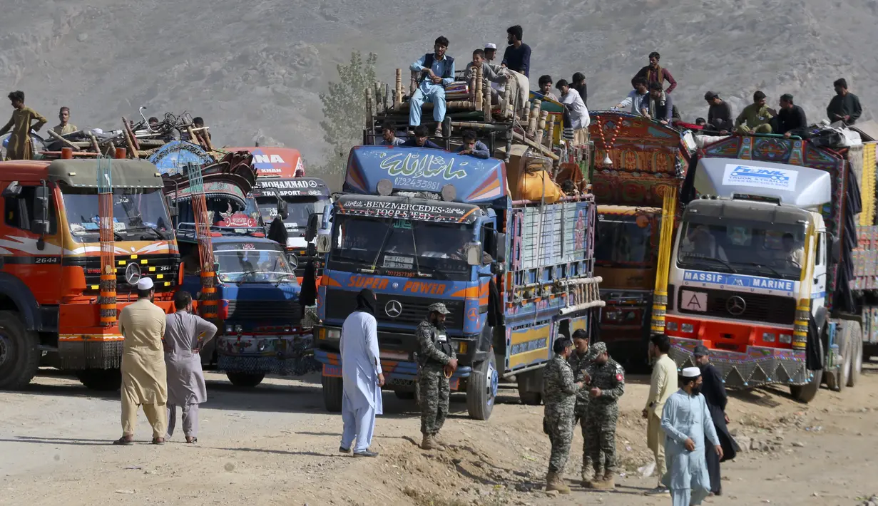 Baru-baru ini, setelah Taliban kembali berkuasa pada tahun 2021, para pejabat Pakistan mengatakan antara 600.000 hingga 800.000 warga Afghanistan bermigrasi ke Pakistan. (AP Photo/Muhammad Sajjad)