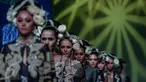 Sejumlah model mengenakan busana rancangan Denny Wirawan saat tampil di IPMI Trend Show 2017, Jakarta, Jumat (11/11). Bertajuk "Wanderlust, Dancing in the Sun" Denny Wirawan menampilkan 24 busana. (Liputan6.com/Faizal Fanani)