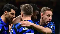 Para pemain Inter Milan merayakan gol yang dicetak Marcus Thuram ke gawang Como 1907 pada lanjutan Liga Italia 2024/2025 di Stadion Giuseppe Meazza, Selasa (24/12/2024) dini hari WIB. (Piero CRUCIATTI / AFP)