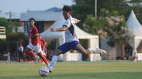 Pemain akademi Persib Bandung, Zulkifli Lukmansyah. (Bola.com/Erwin Snaz)